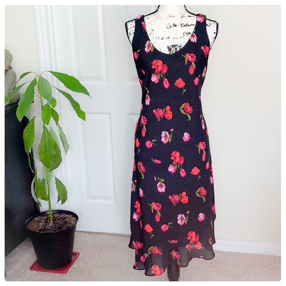 Ronni Nicole Dresses & Skirts - ❤️Beautiful Floral Dress, Sleeveless with V-neck❤️